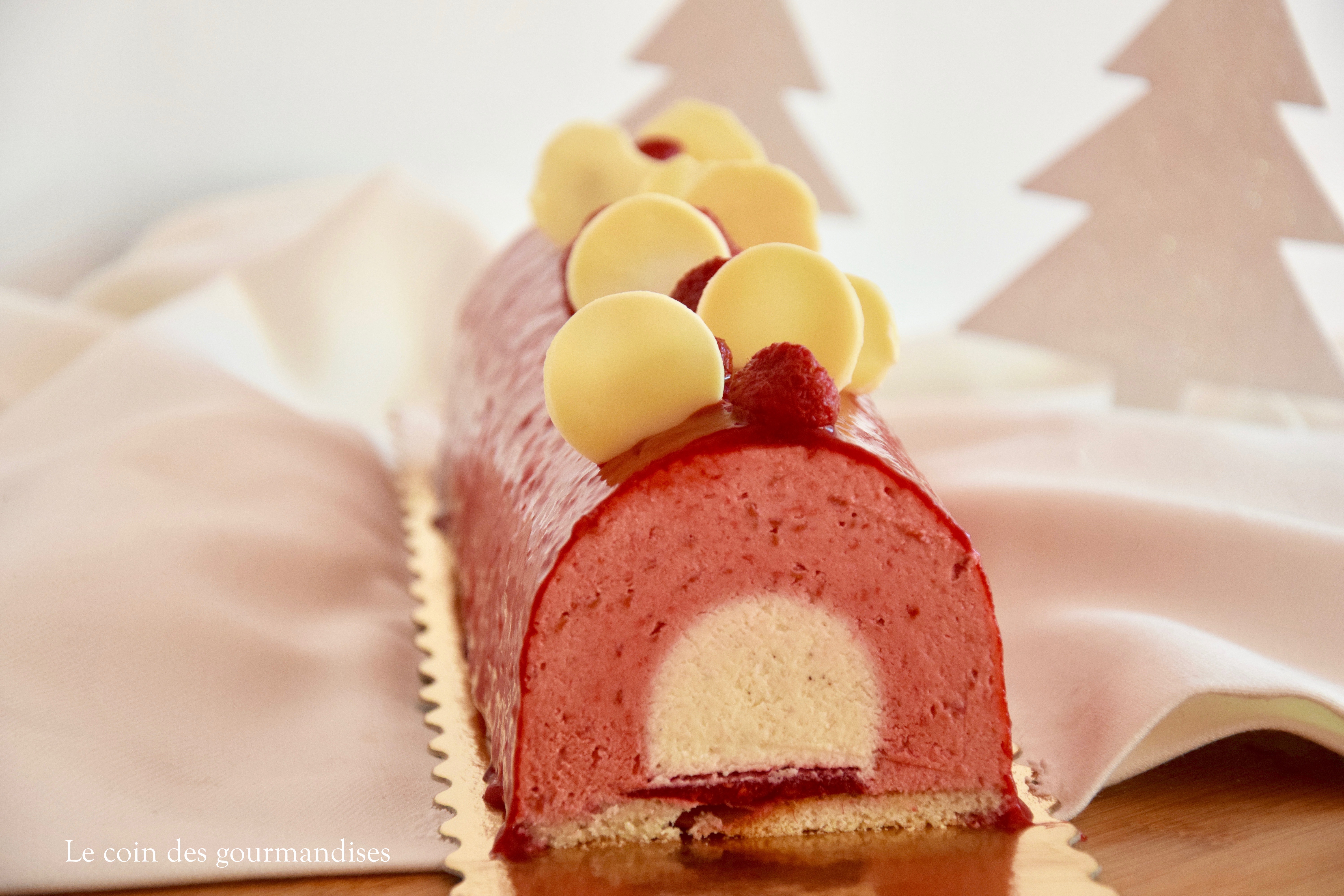 Bûche de Noël chocolat blanc et framboise - Les recettes de Mumu