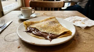 Crêpe garnie de chocolat Nutella servie en café