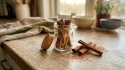 Pot de bâtons de cannelle sur table en bois