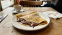 Crêpe garnie de chocolat Nutella servie en café