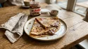 Crêpes fourrées au Nutella sur assiette avec ustensiles