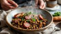 Lentilles beluga aux saucisses, une recette savoureuse et réconfortante pour toute la famille