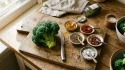 Broccoli frais et épices variées sur planche bois