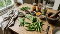 Haricots verts et épices sur plan de travail en bois