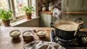 Cuisine rustique avec casserole et ingrédients préparés